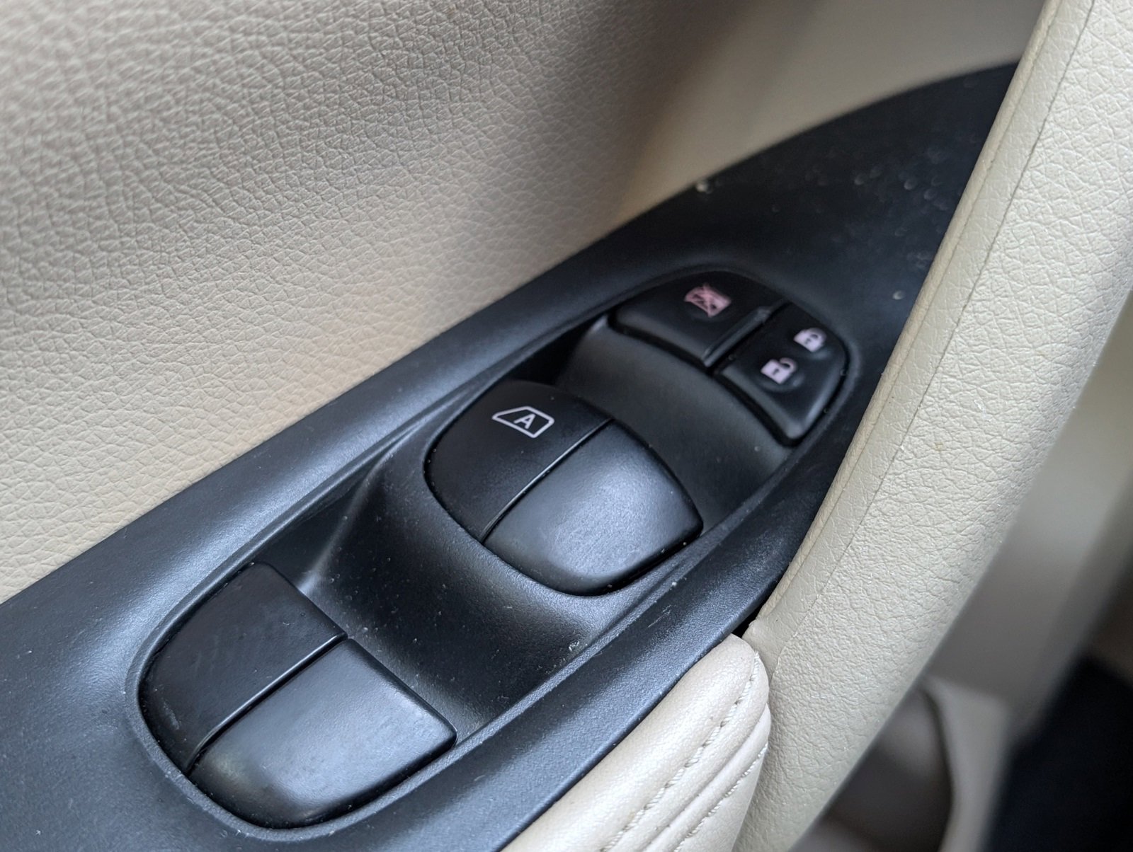 Used 2020 Nissan Rogue SV image 16