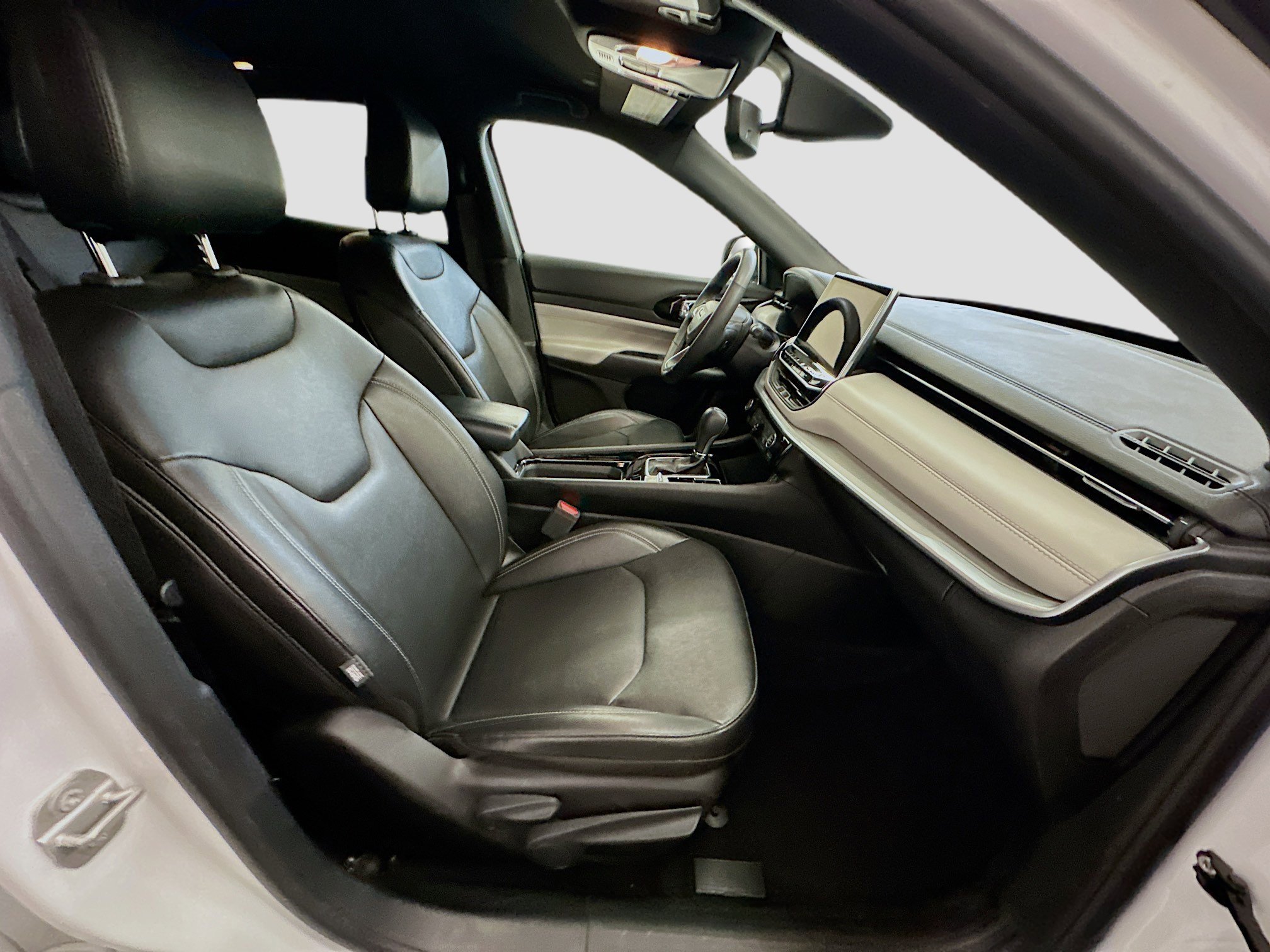 Used 2025 Jeep Compass Limited image 31