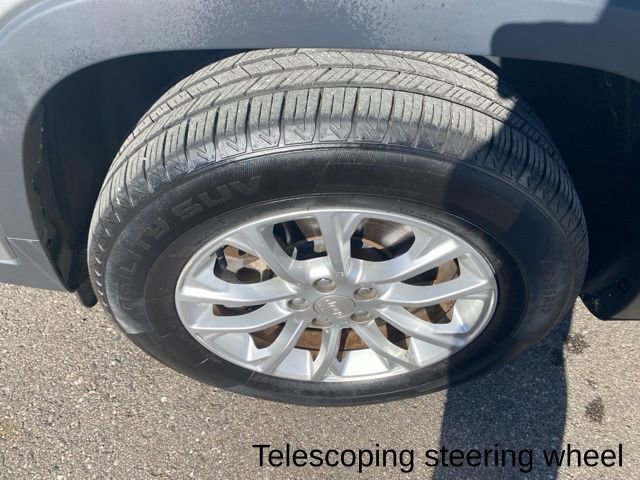 Used 2019 Jeep Cherokee Latitude w/ Popular Appearance Group image 34