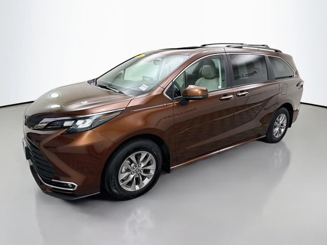 Used 2024 Toyota Sienna XLE w/ XLE Plus Package FWD image 3