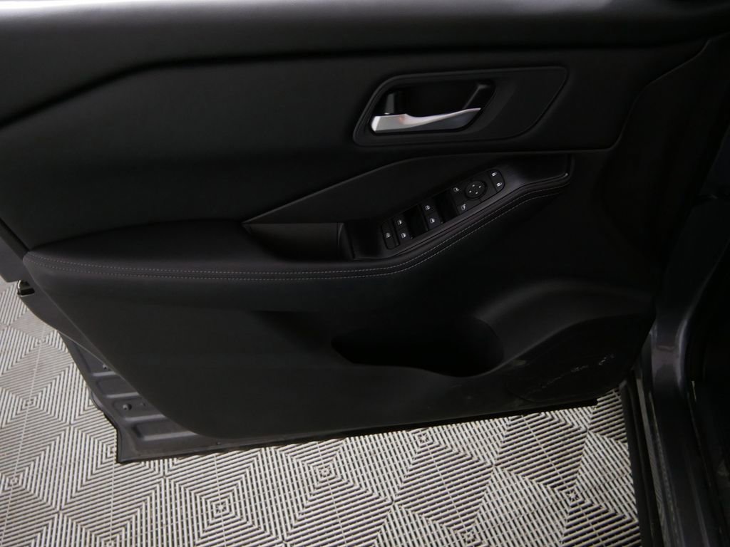 Used 2025 Nissan Rogue SV image 16