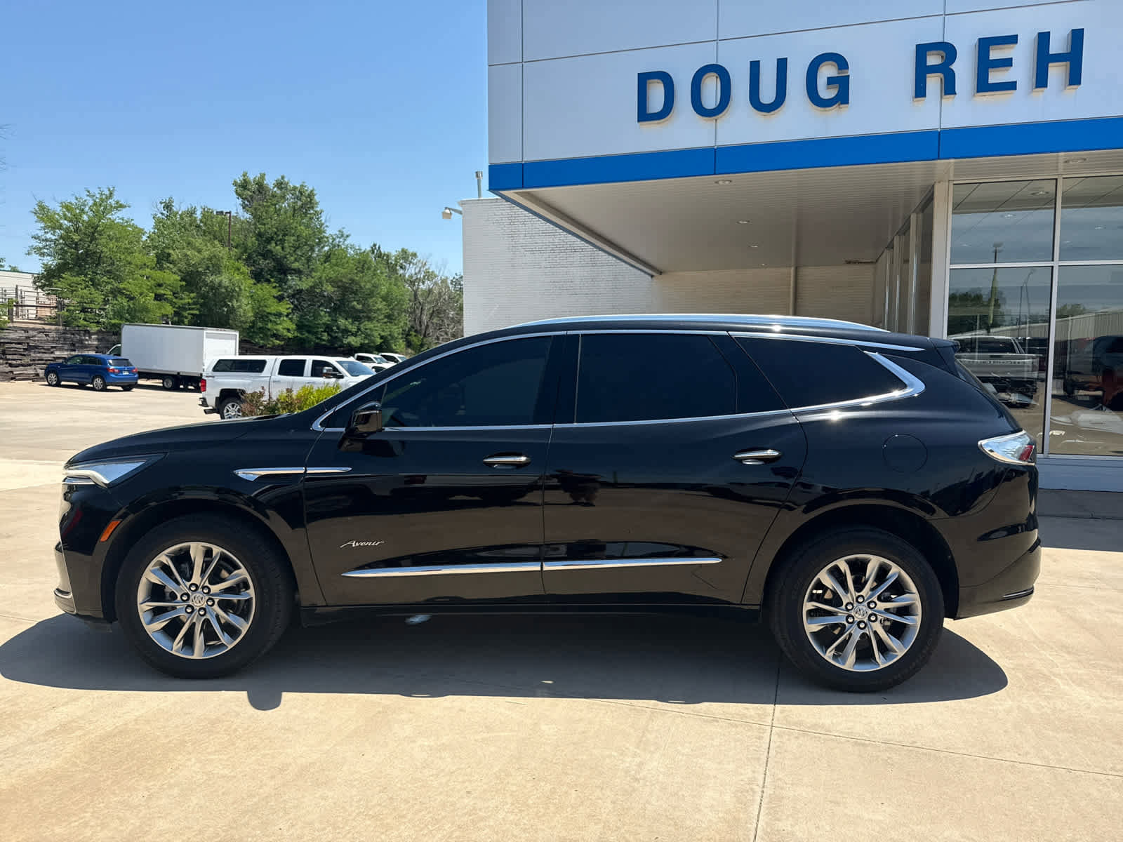 Used 2023 Buick Enclave Avenir image 10