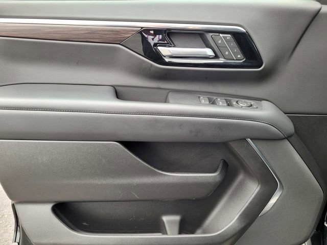 Used 2025 Chevrolet Suburban Z71 image 22