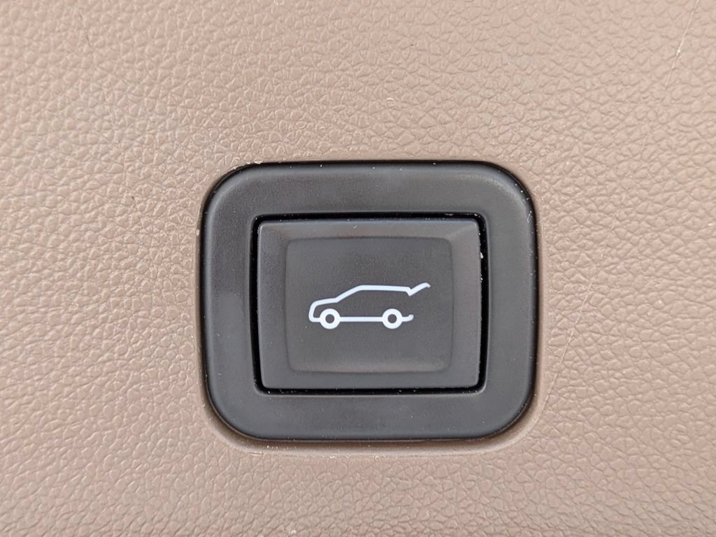 Used 2023 GMC Yukon Denali RWD image 13
