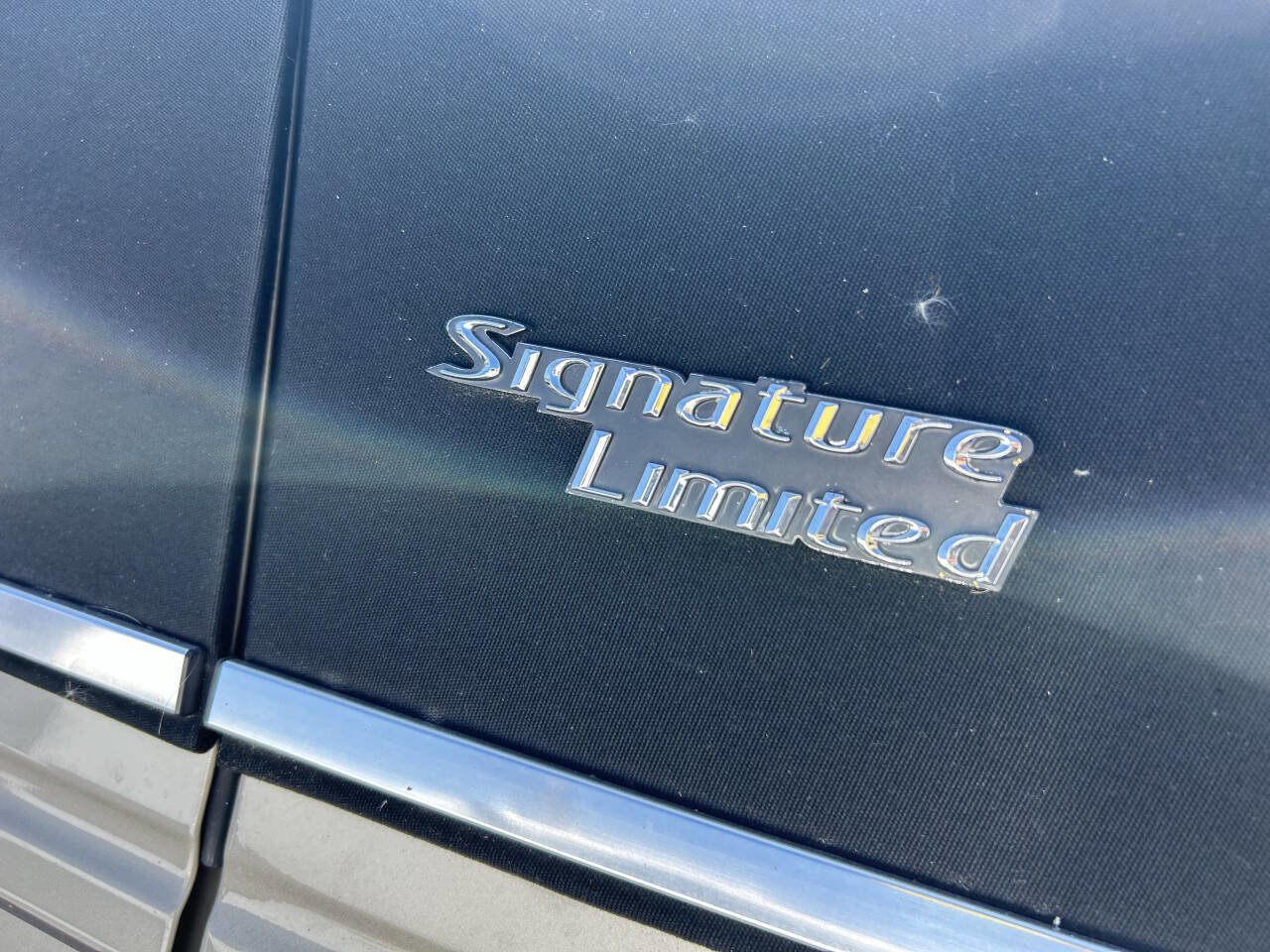 Used 2008 Lincoln Town Car Signature Limited image 3