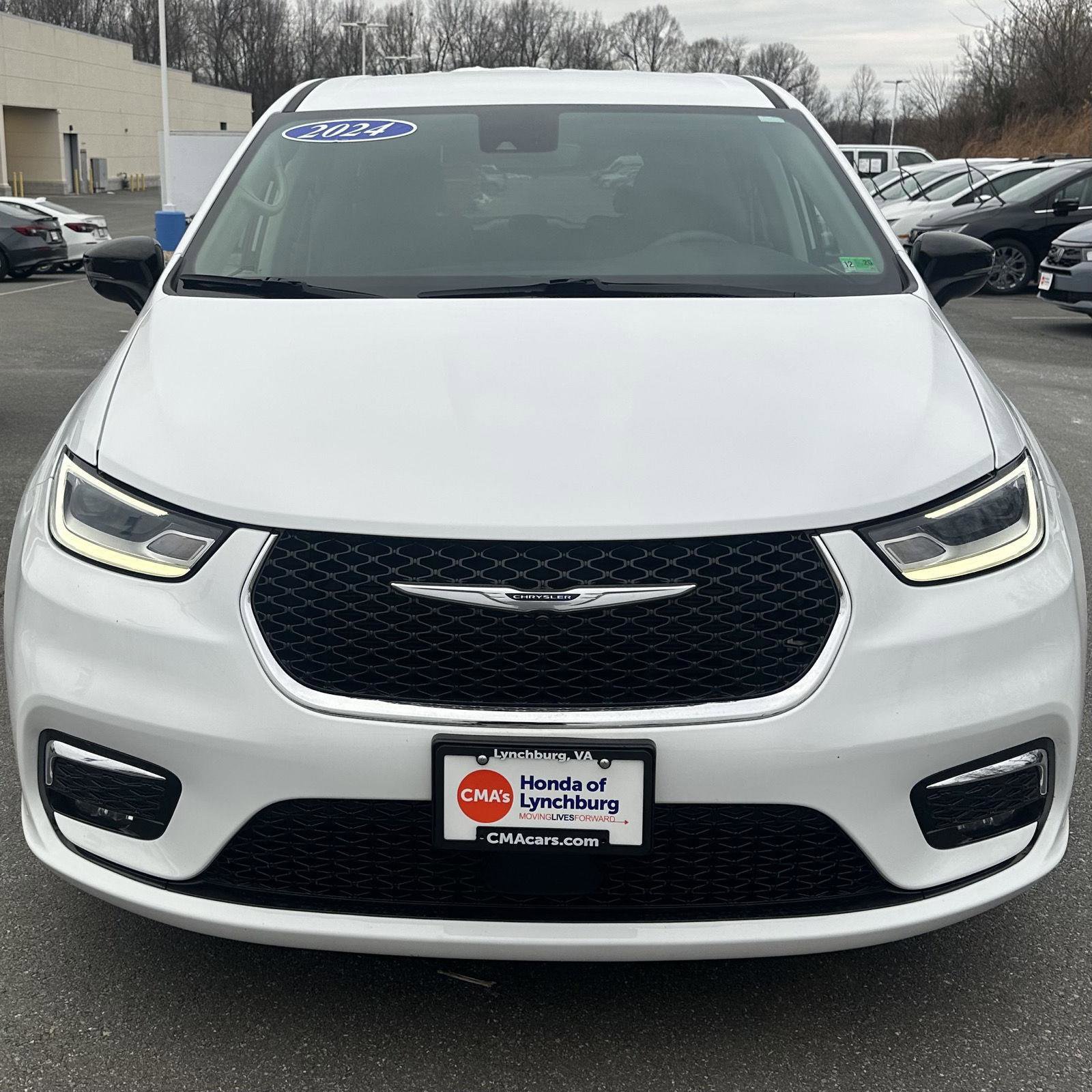 Used 2024 Chrysler Pacifica Touring-L image 6