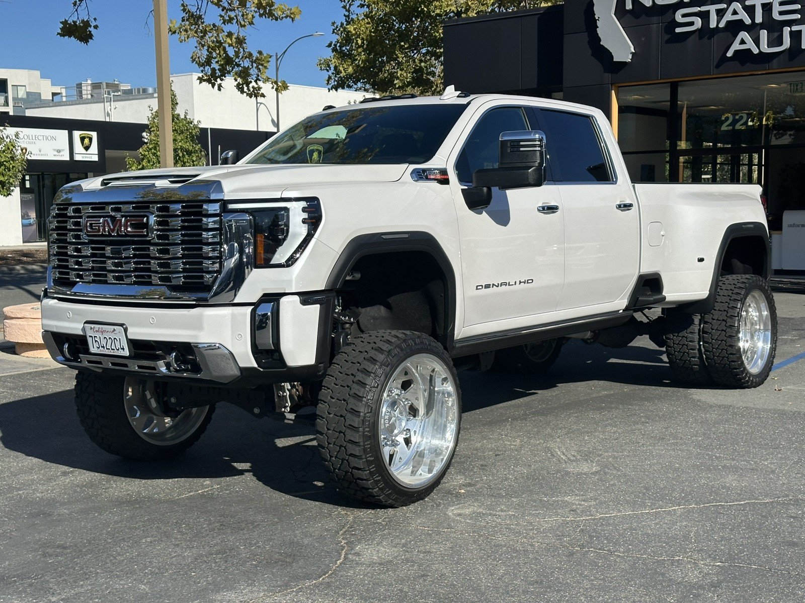 Used 2024 GMC Sierra 3500 Denali w/ Denali Reserve Package AWD/4WD image 3