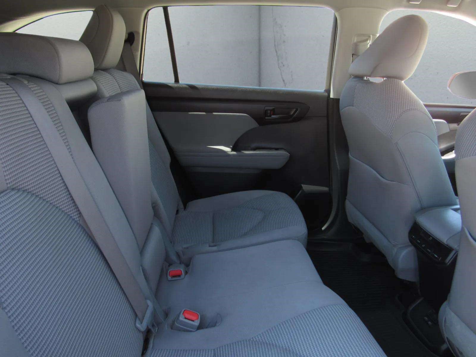 Used 2023 Toyota Highlander LE FWD image 11