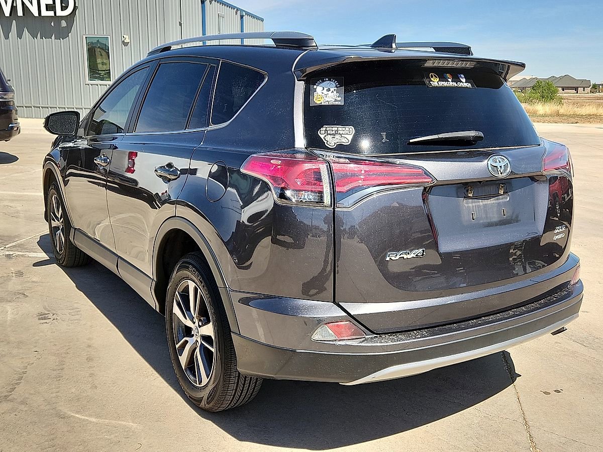 Used 2018 Toyota RAV4 XLE AWD/4WD image 2