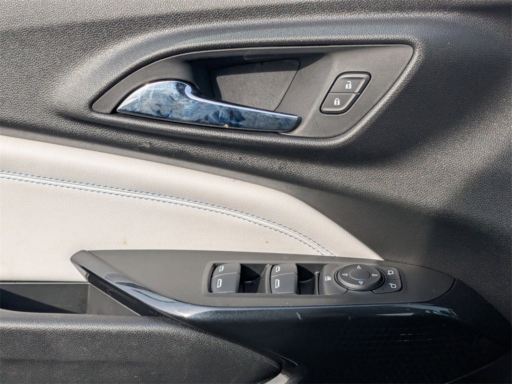 Used 2025 Chevrolet Trax LT w/ LT Convenience Package image 14