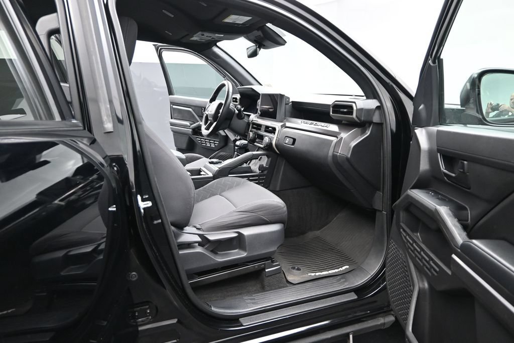 Used 2025 Toyota Tacoma SR5 AWD/4WD image 15