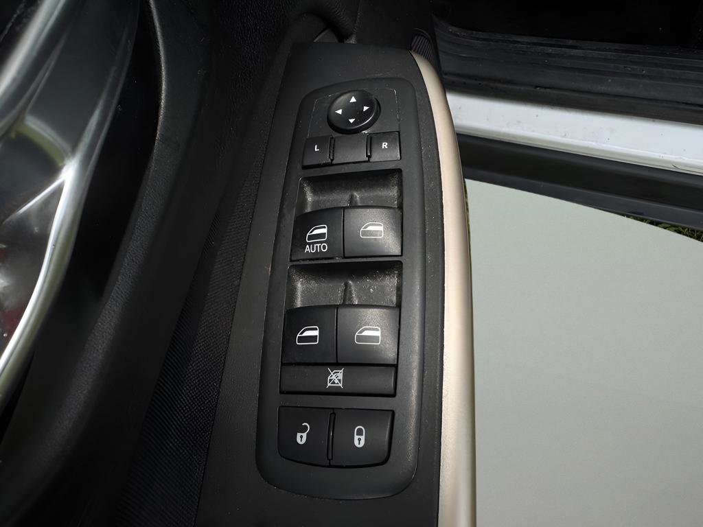 Used 2018 Jeep Cherokee Latitude w/ Altitude Package FWD image 16