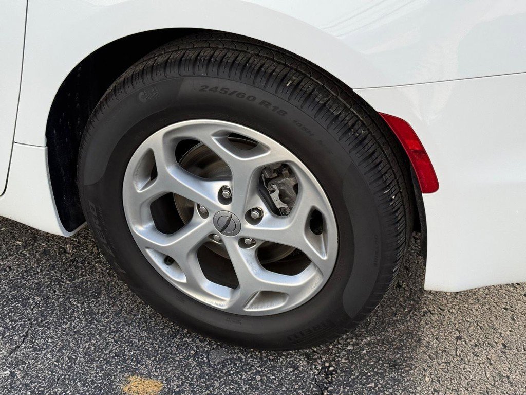 Used 2024 Chrysler Pacifica Limited w/ Uconnect Theater Family Group image 8