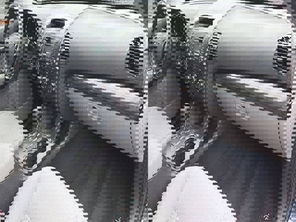 Used 2013 Kia Sorento LX w/ Value Pkg image 13