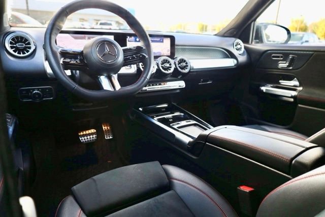 Used 2024 Mercedes-Benz GLB 250 4MATIC image 31