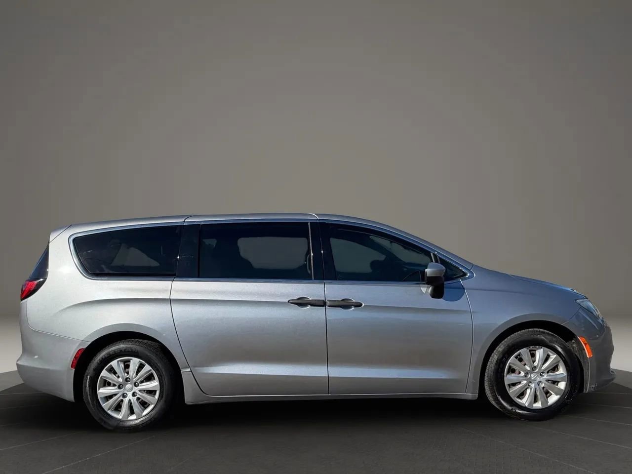 Used 2018 Chrysler Pacifica L image 4