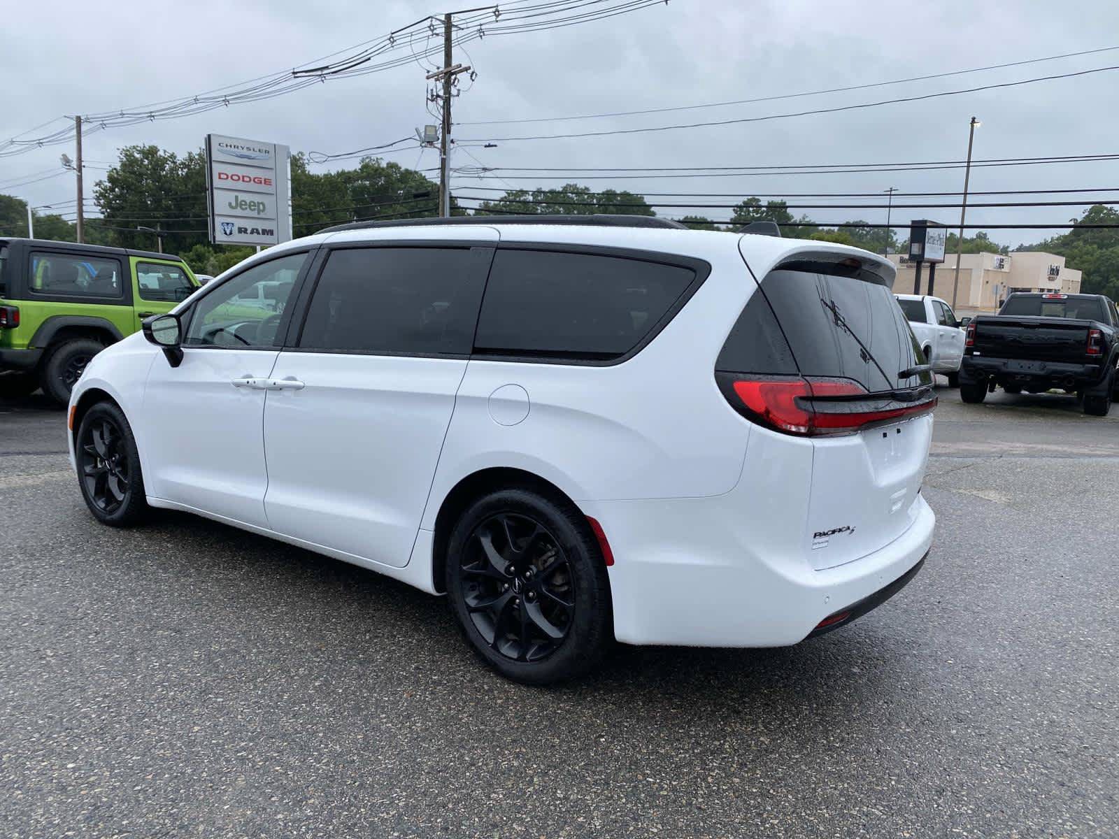 Used 2025 Chrysler Pacifica Limited FWD image 7