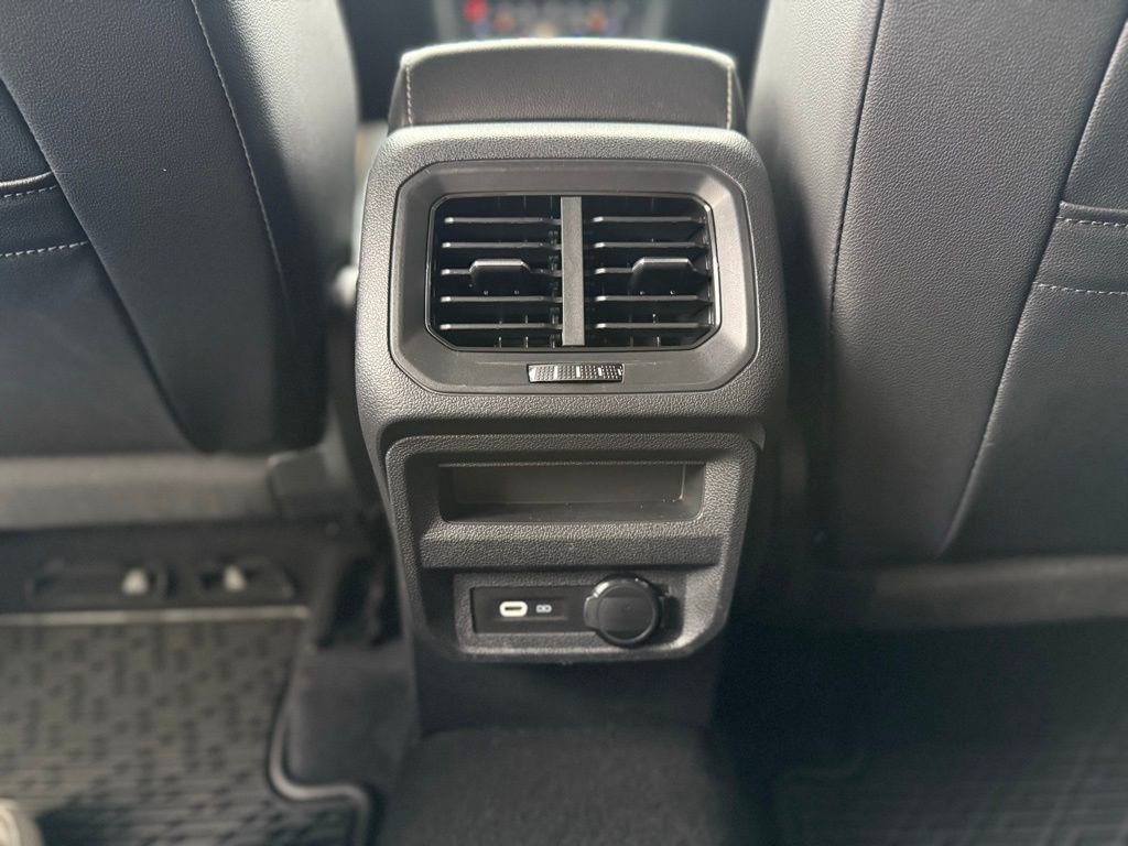 Used 2022 Volkswagen Tiguan SE R-Line image 16