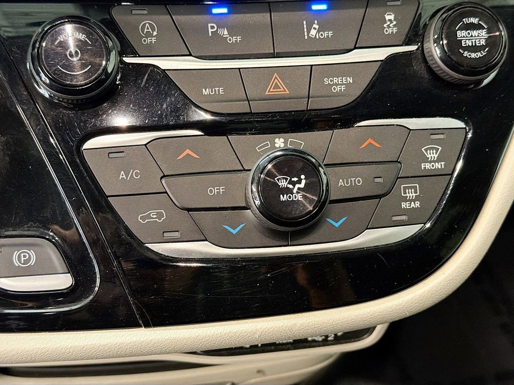 Used 2023 Chrysler Voyager LX image 14