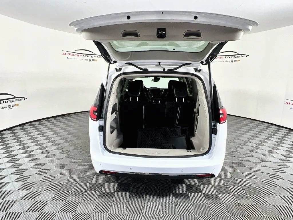 Used 2024 Chrysler Pacifica Touring-L FWD image 26