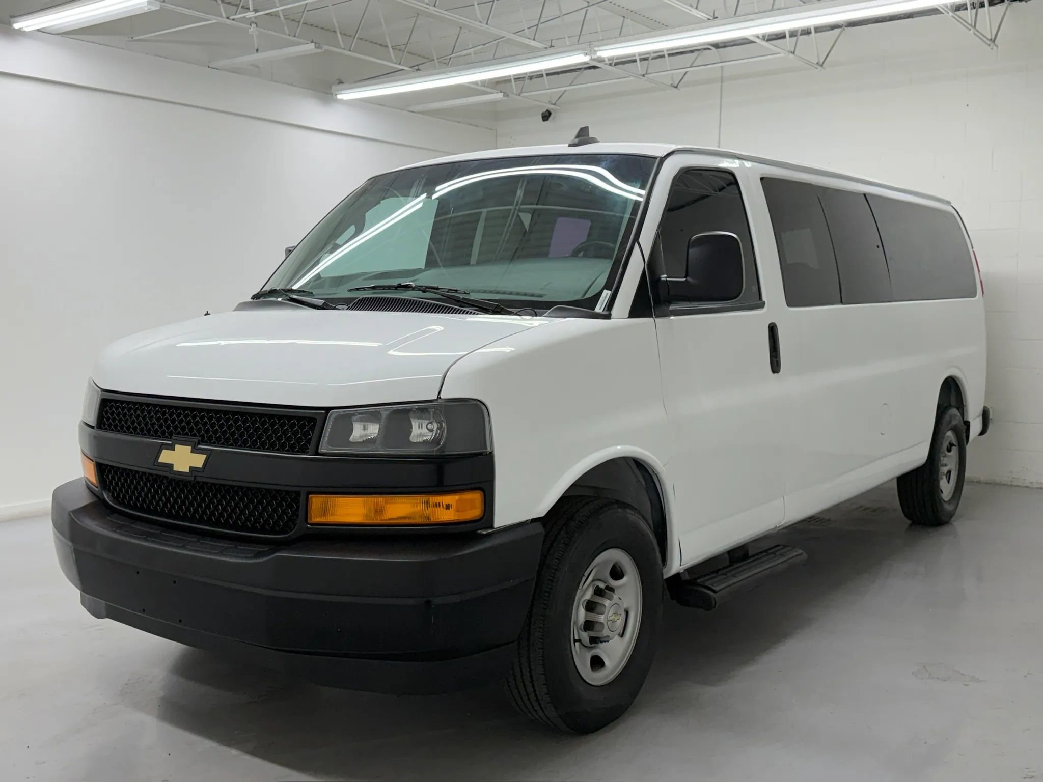 Used 2023 Chevrolet Express 3500 LS RWD image 3
