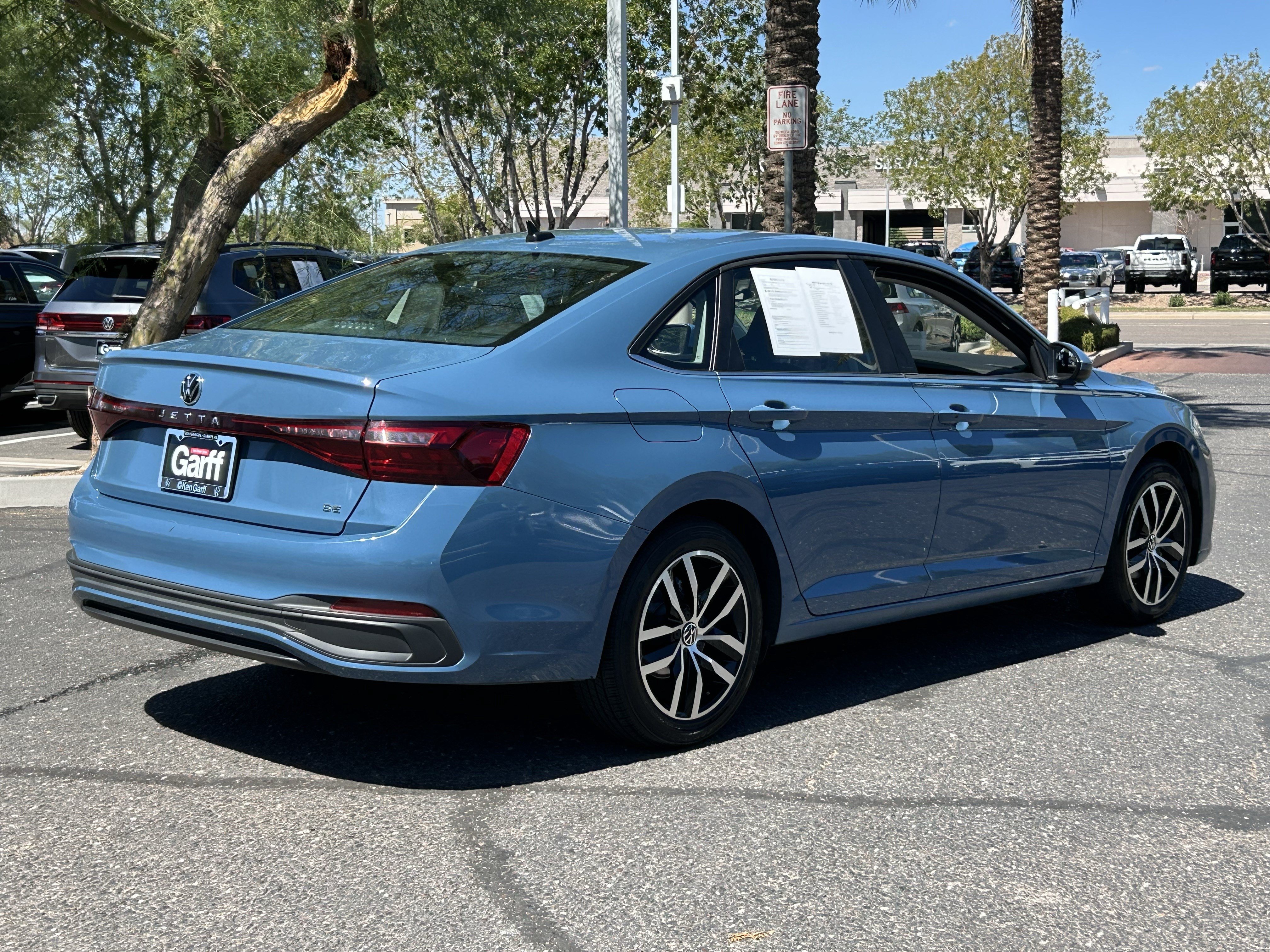 Used 2025 Volkswagen Jetta SE FWD image 4