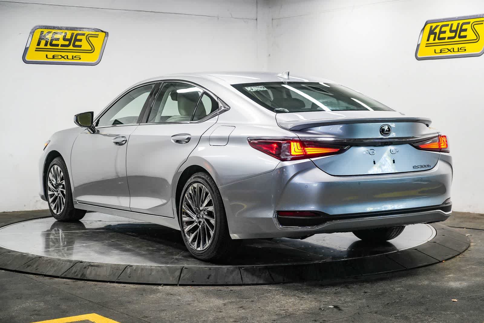 Used 2025 Lexus ES 300h w/ Accessory Package (Z2) FWD image 4