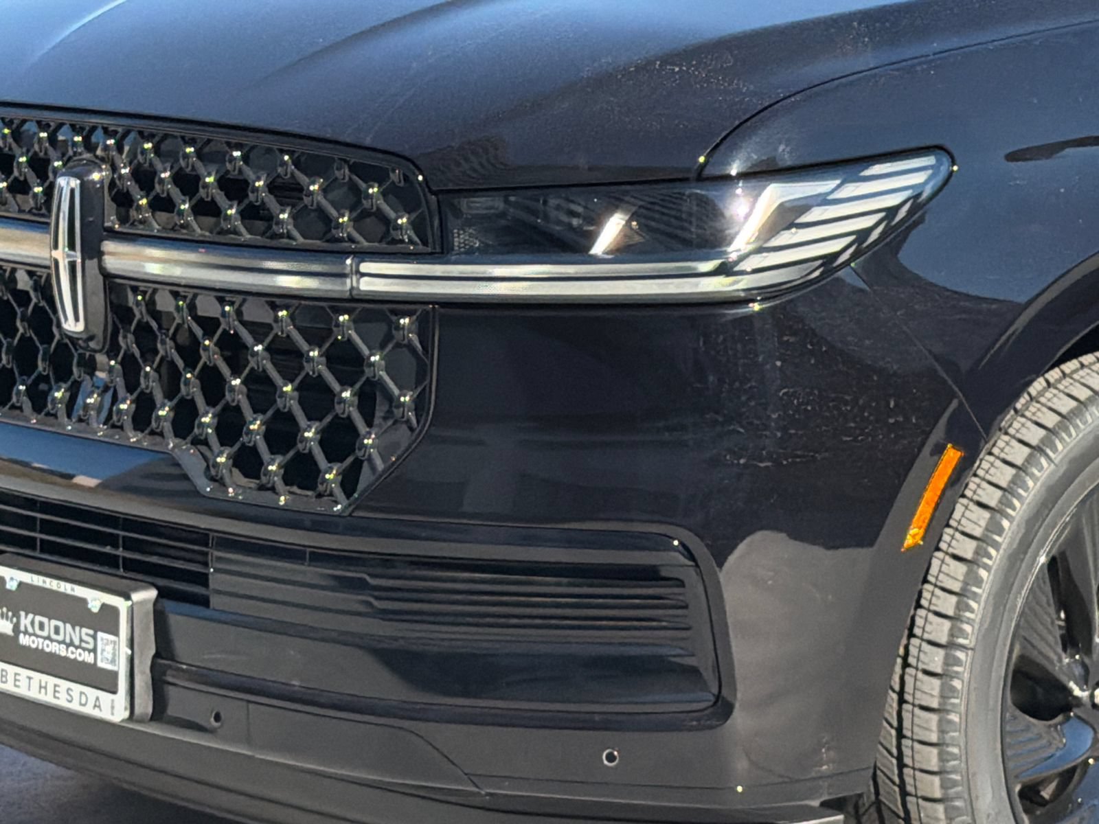 New 2026 Lincoln Navigator Reserve w/ Jet Appearance Package AWD/4WD image 2
