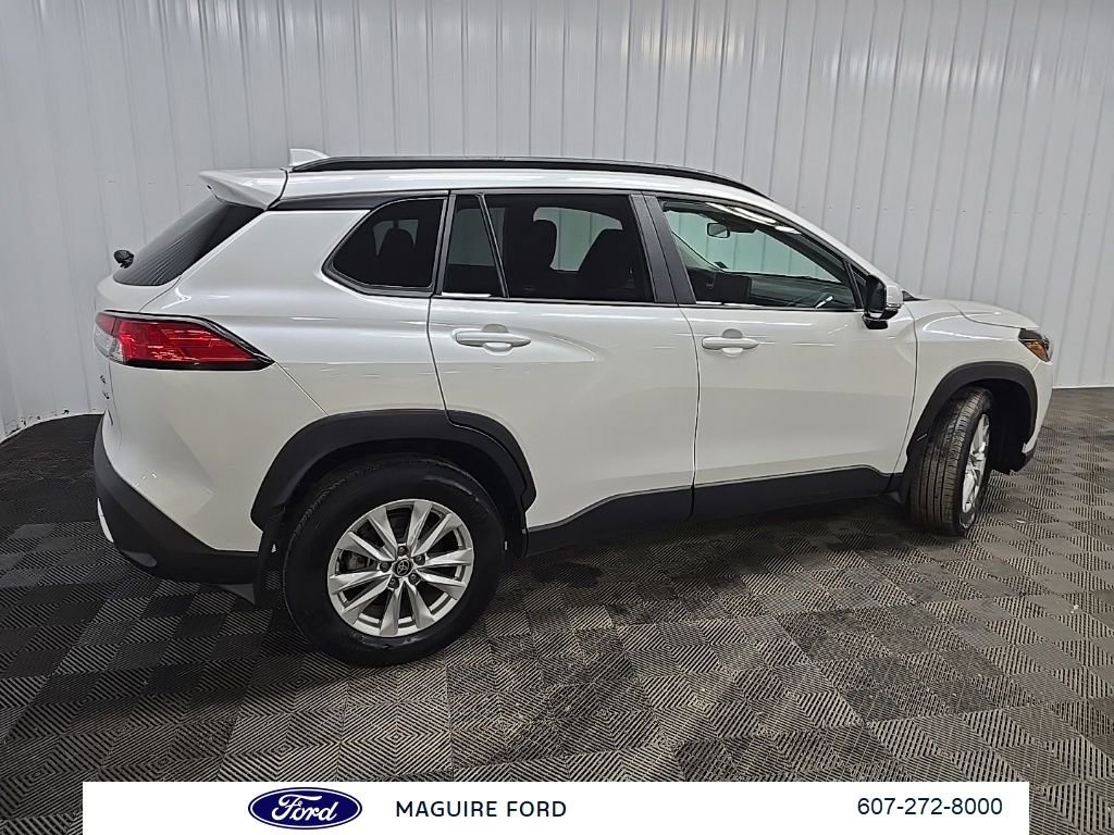 Used 2023 Toyota Corolla Cross LE w/ Moonroof Package image 3