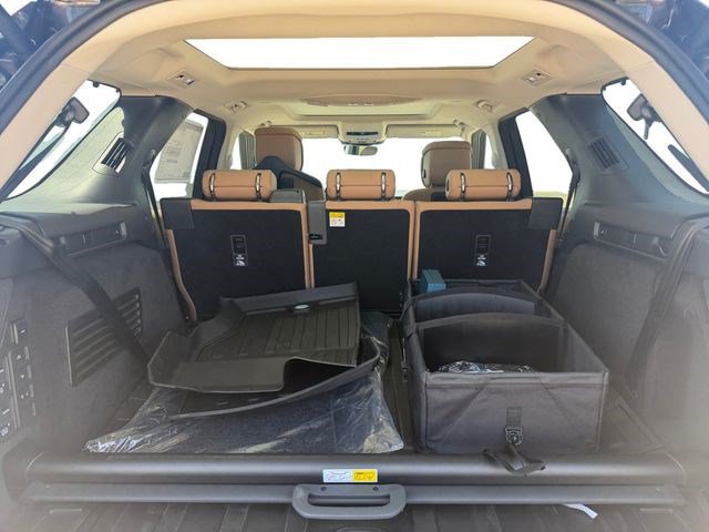 New 2026 Land Rover Discovery Limited Edition AWD/4WD image 18