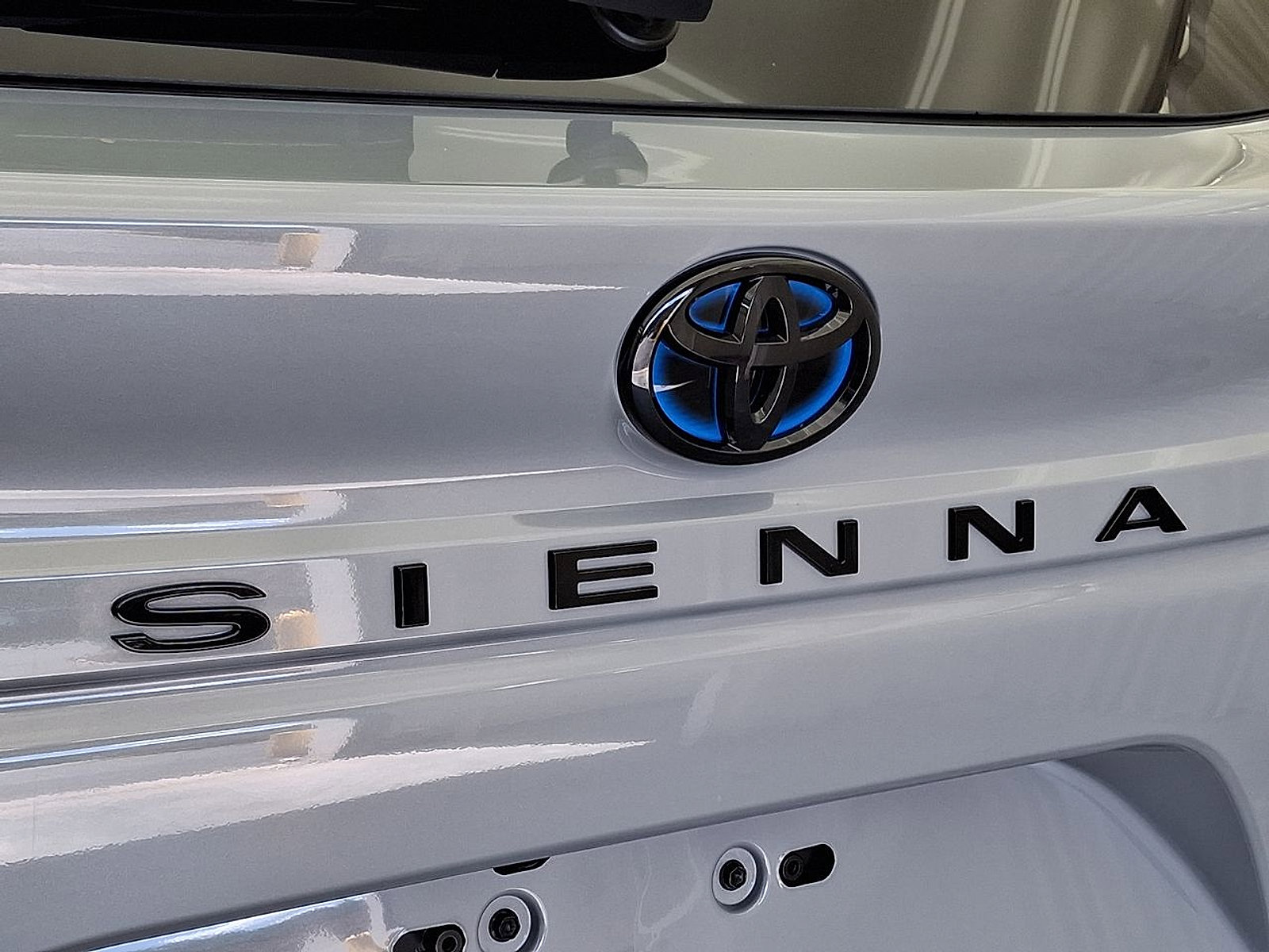 Used 2025 Toyota Sienna XSE w/ XSE Plus Package FWD image 24