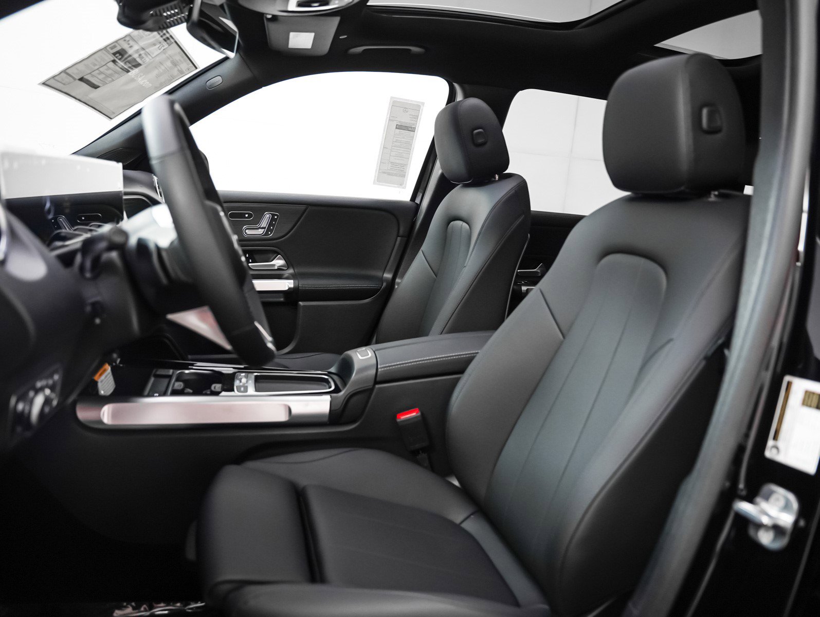 New 2025 Mercedes-Benz GLB 250 4MATIC image 8