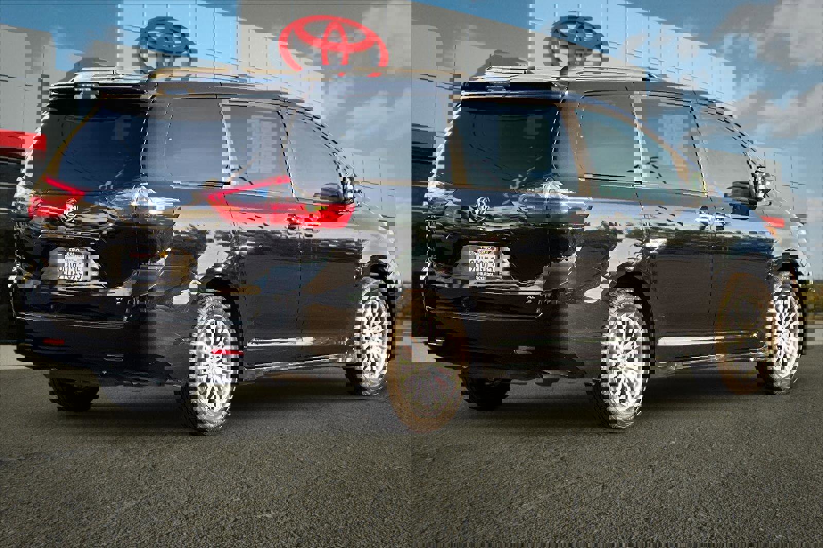 Used 2020 Toyota Sienna XLE image 3