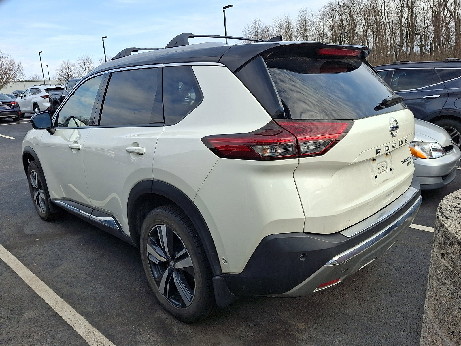 Used 2021 Nissan Rogue Platinum image 3