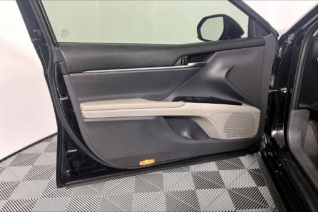 Used 2018 Toyota Camry LE FWD image 25