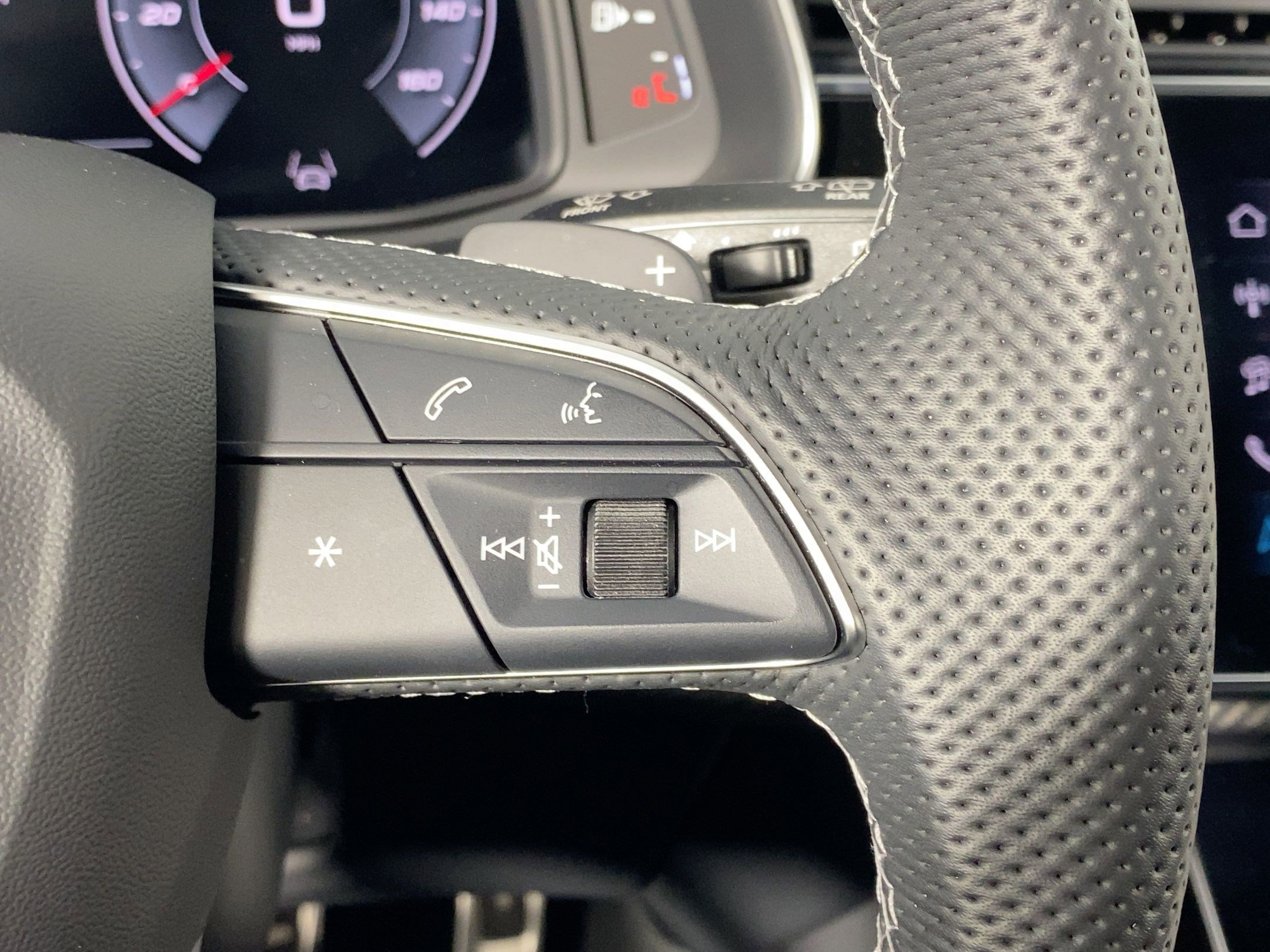 Used 2025 Audi SQ7 Premium Plus w/ Executive Package image 27