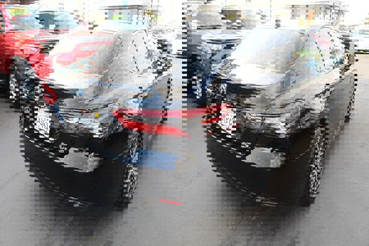 Used 2021 Toyota Camry XLE image 7