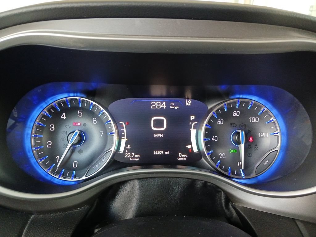 Used 2022 Chrysler Pacifica Touring-L w/ Uconnect Theater Family Group FWD image 18
