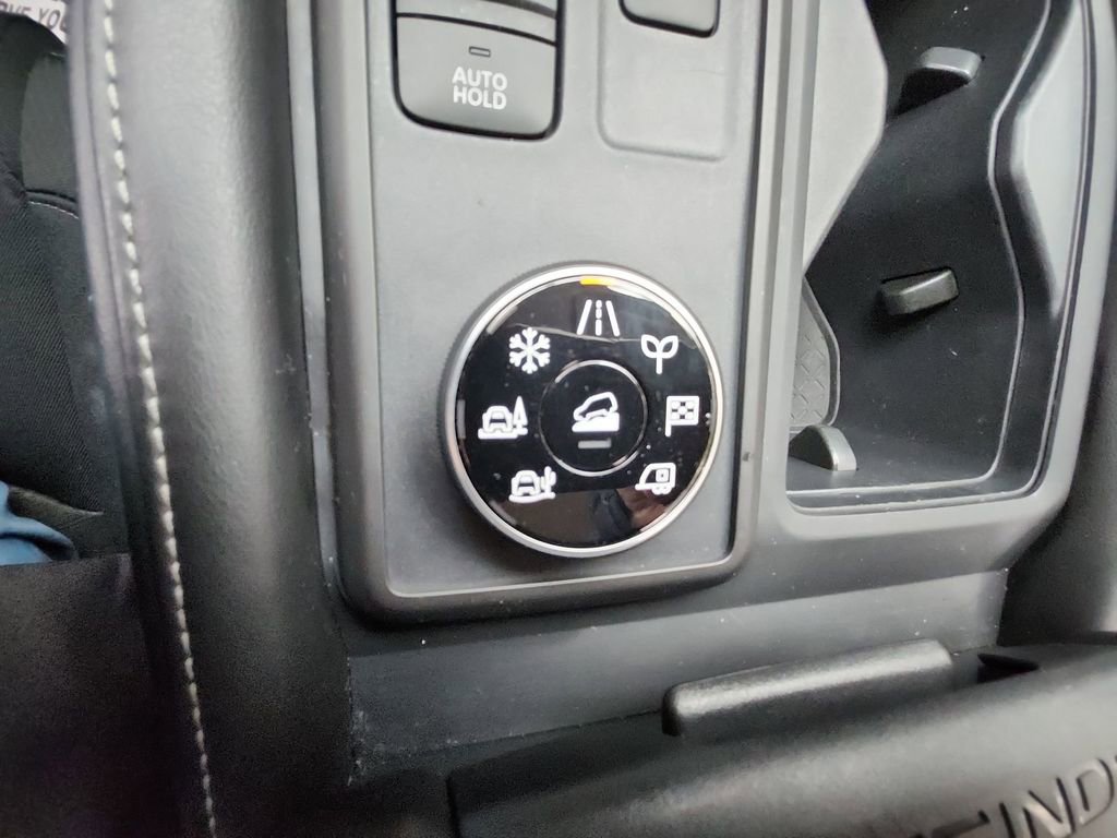 Used 2023 Nissan Pathfinder S image 39