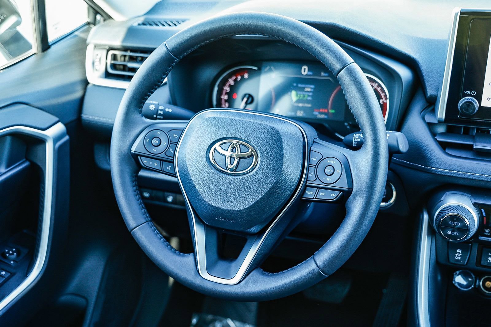 Used 2025 Toyota RAV4 XLE w/ Convenience Package FWD image 13