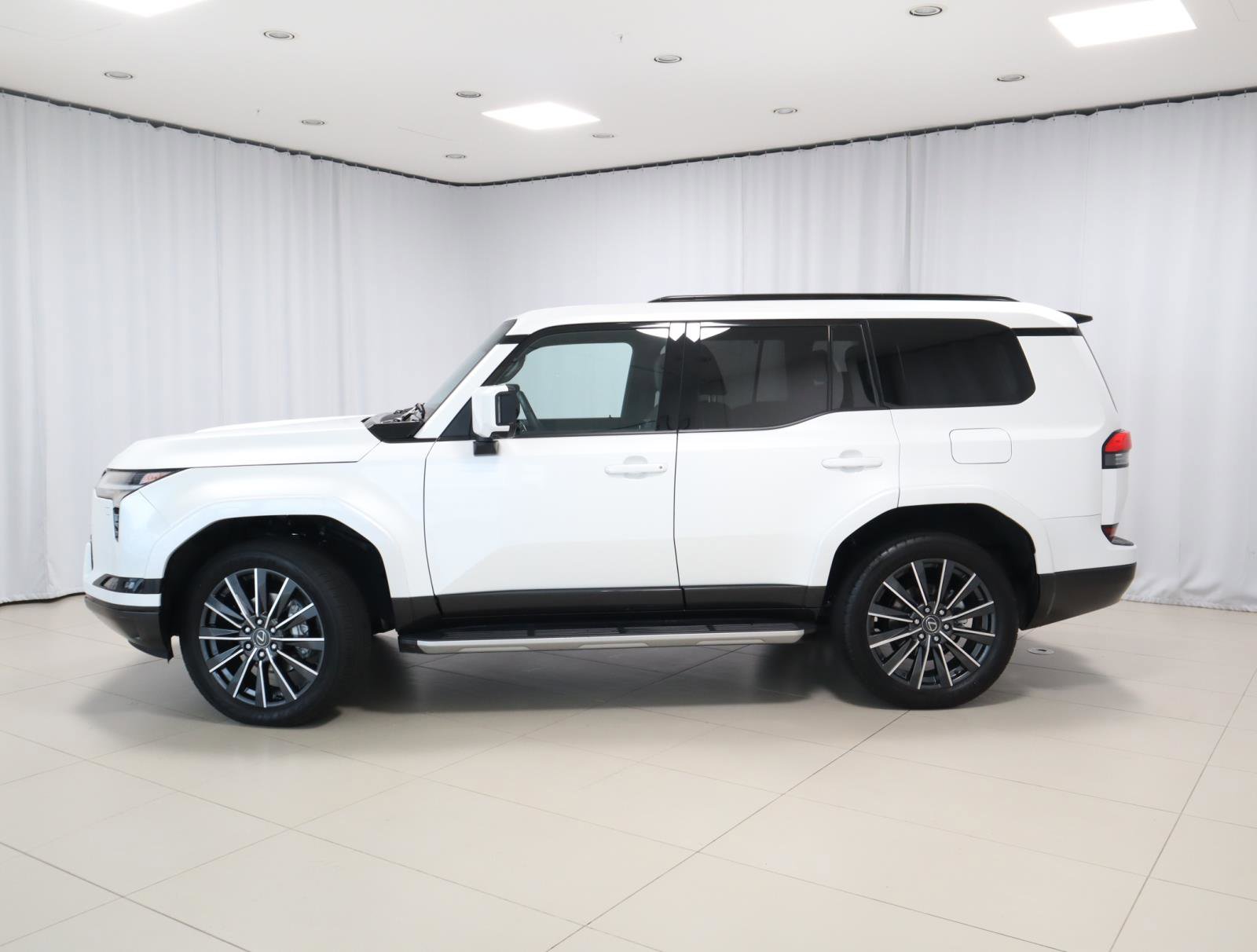 Used 2024 Lexus GX 550 w/ Accessory Package (Z1) image 2