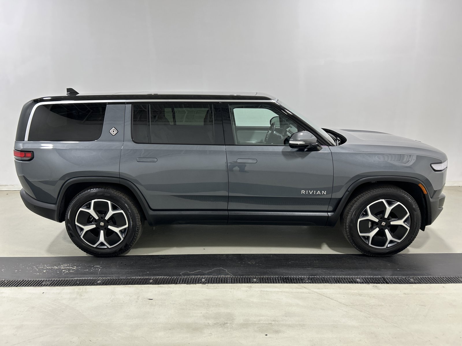 Used 2024 Rivian R1S Adventure AWD/4WD image 6