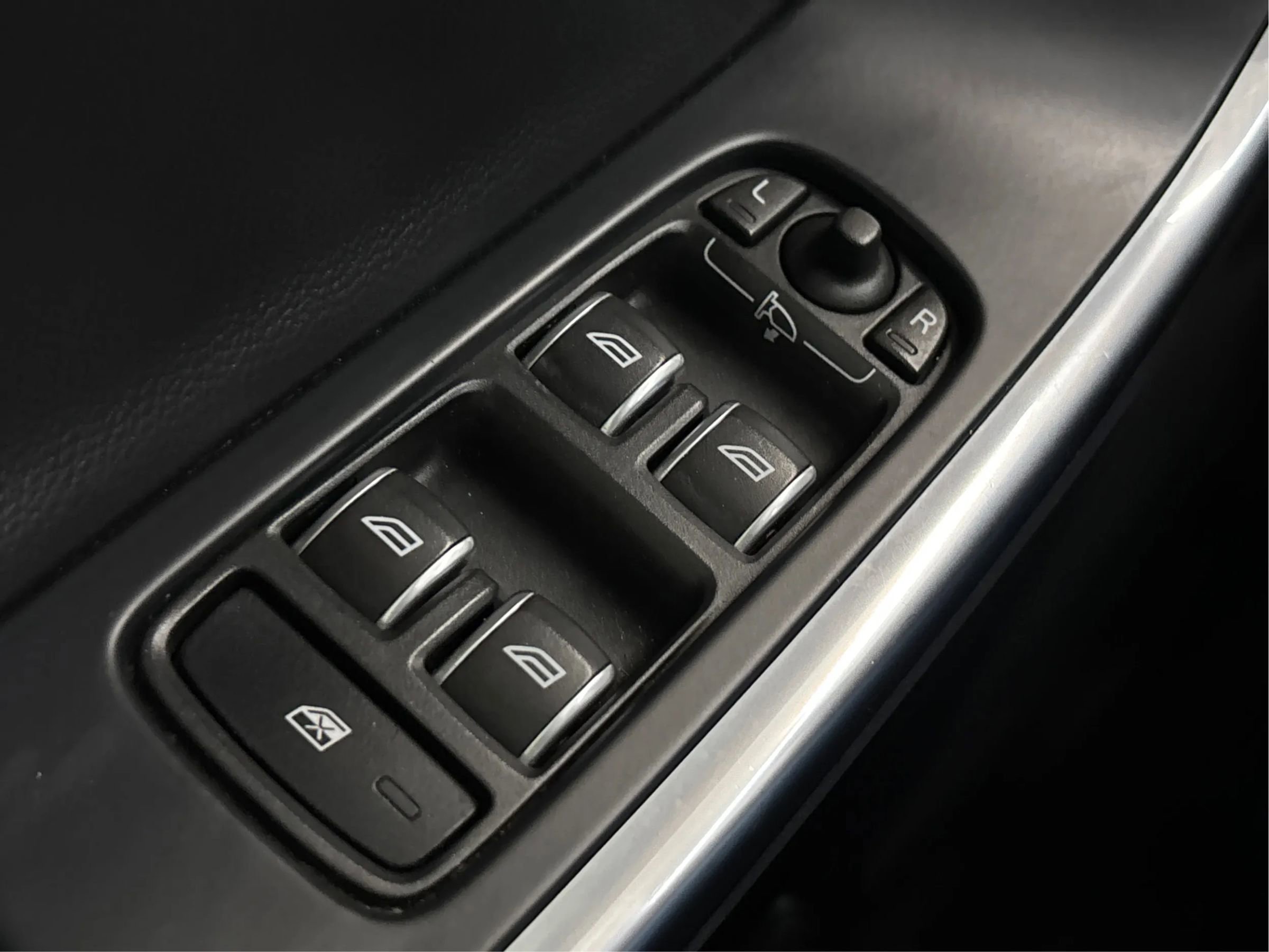 Used 2017 Volvo S60 T5 Inscription image 43