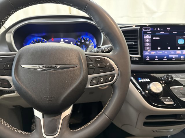 Used 2024 Chrysler Pacifica Touring-L image 18