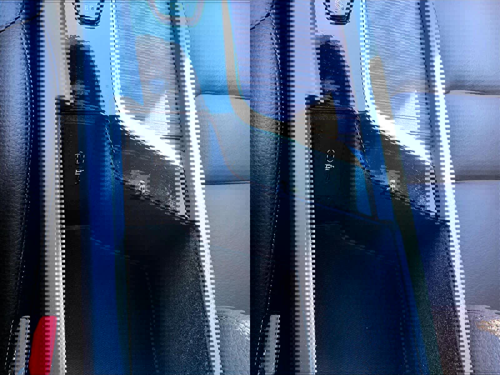 Used 2025 Volvo V60 B5 Cross Country Plus image 36