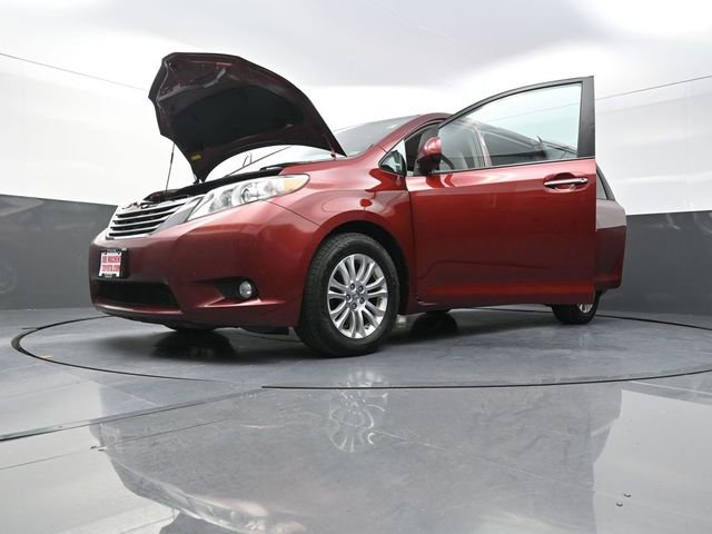 Used 2016 Toyota Sienna XLE image 35