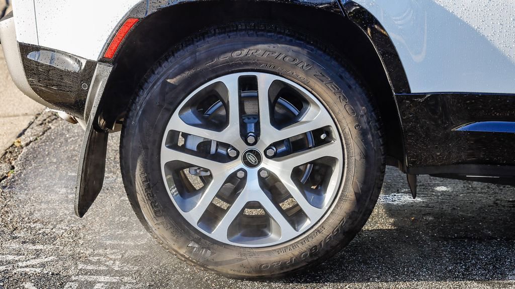 Used 2024 Land Rover Defender 110 X-Dynamic SE image 12