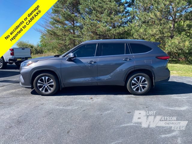 Used 2021 Toyota Highlander XLE AWD/4WD image 3