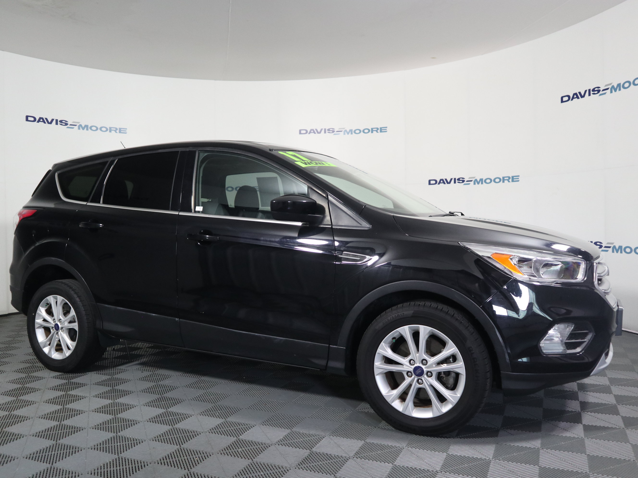 Used 2017 Ford Escape SE w/ SE Cold Weather Package AWD/4WD image 4