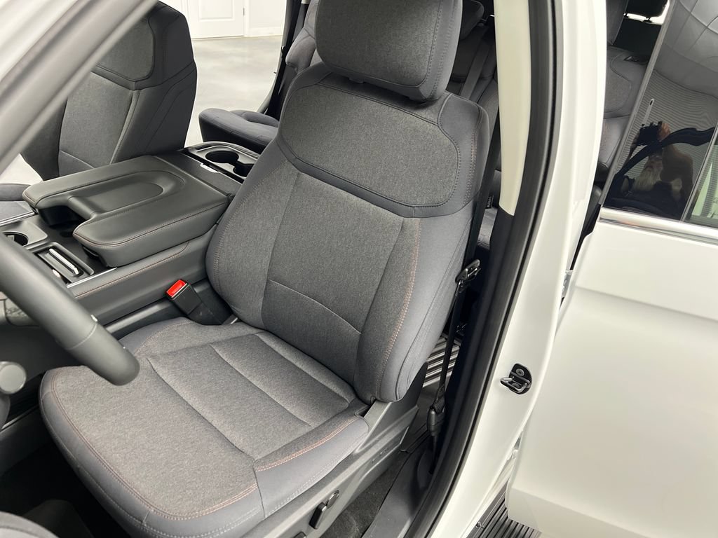 Used 2025 Ford Expedition Active RWD image 11